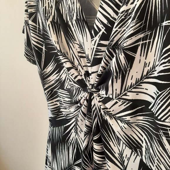 Northern Reflection dress. Large black and white short sleeve - Picture 2 of 13